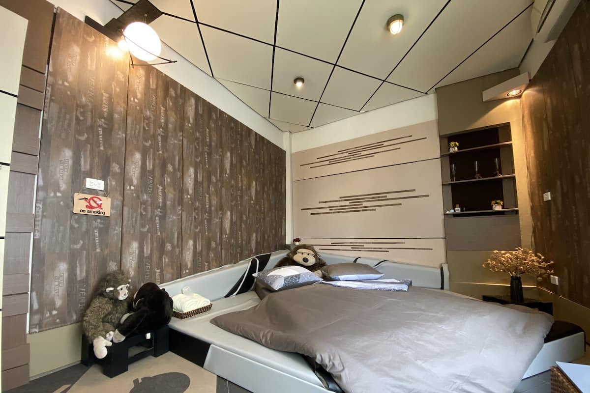 Deluxe Queen Room | Minibar, iron/ironing board, free WiFi