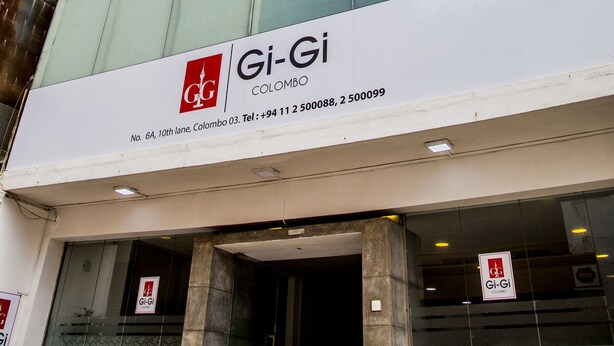 Ein modernes Gebäude mit der Aufschrift "Gi-Gi Colombo", das ein Hotel oder ein Geschäft kennzeichnet.