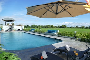 Una piscina al aire libre