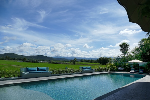 Una piscina al aire libre