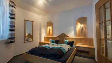 2 bedrooms, individually decorated, blackout curtains, free WiFi