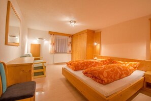 2 bedrooms, individually decorated, blackout curtains, free WiFi