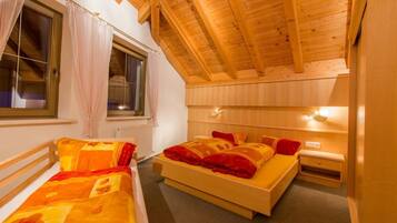 2 Schlafzimmer, individuell dekoriert, Verdunkelungsvorhänge