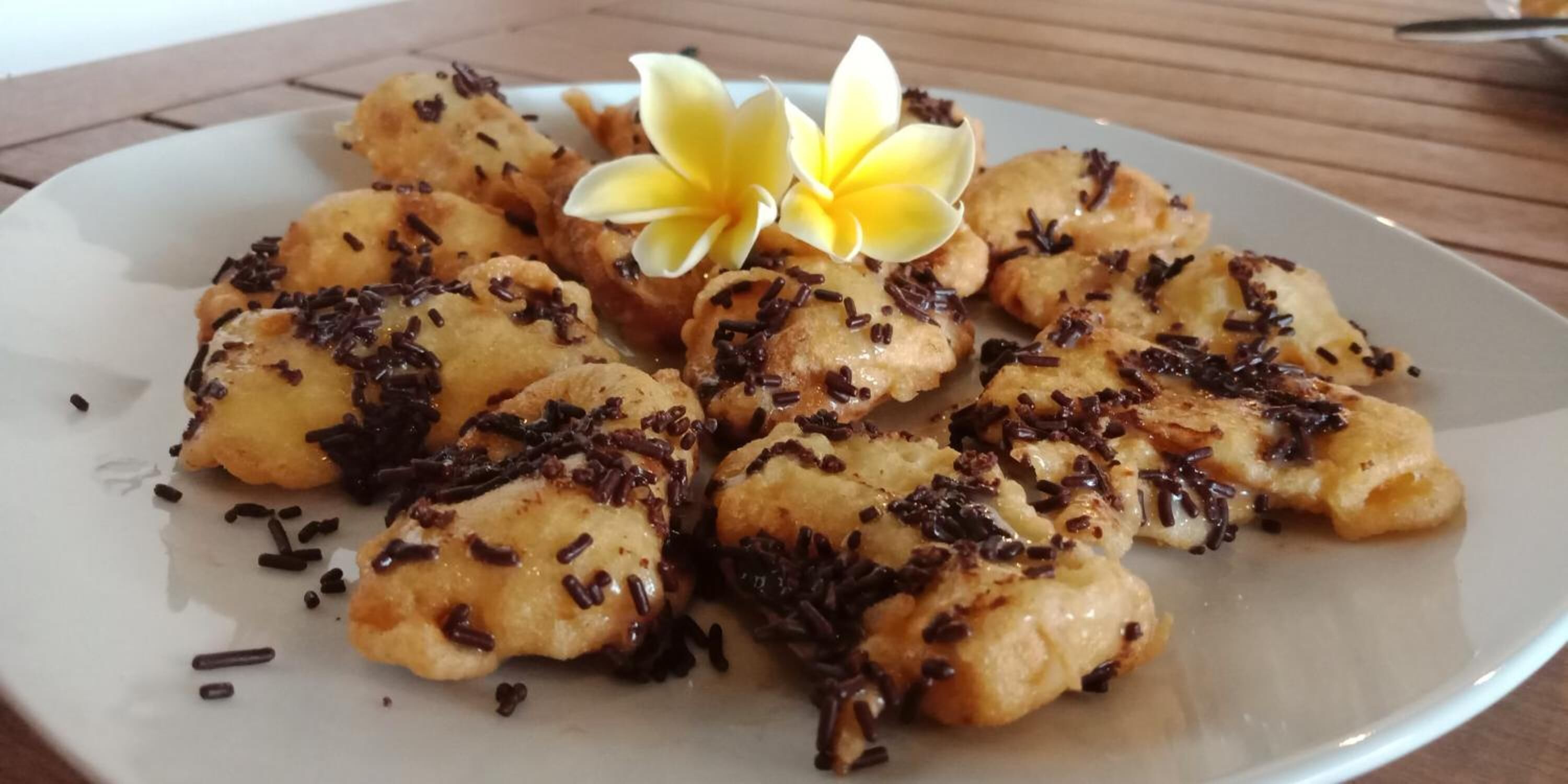 Un plato de comida con una decoración floral.