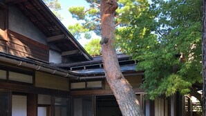 Een traditioneel Japans gebouw met tatami vloermatten en schuifdeuren.
