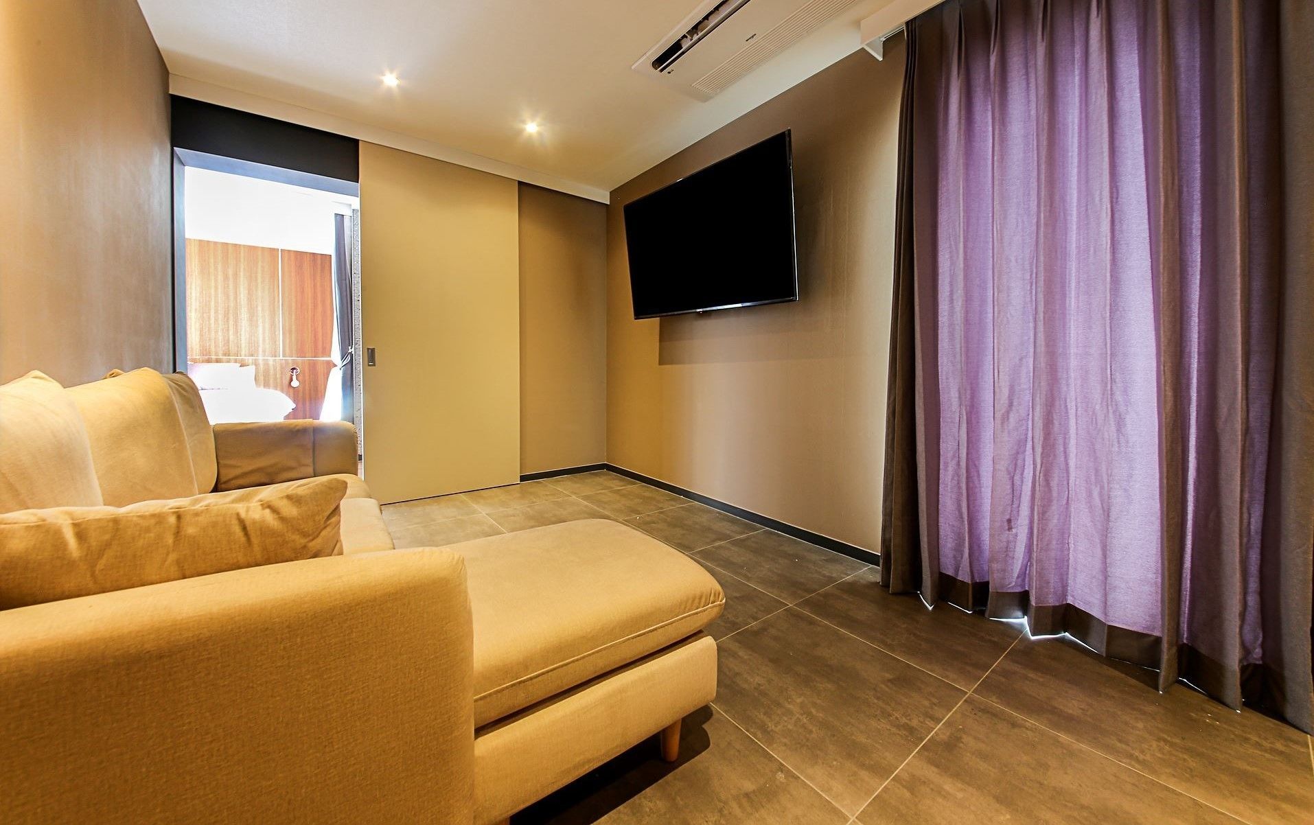 signature royal suite family twin | living area | flat-screen tv