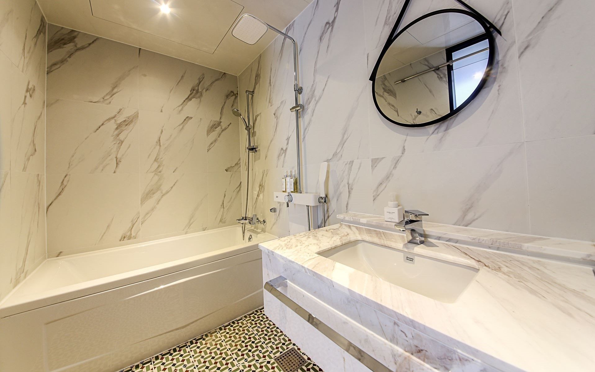 signature royal suite | bathroom | combined shower/bathtub, deep-soaking bathtub, free toiletries