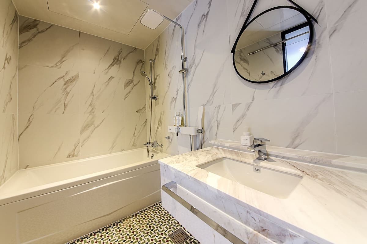 signature royal suite | bathroom | combined shower/bathtub, deep-soaking bathtub, free toiletries