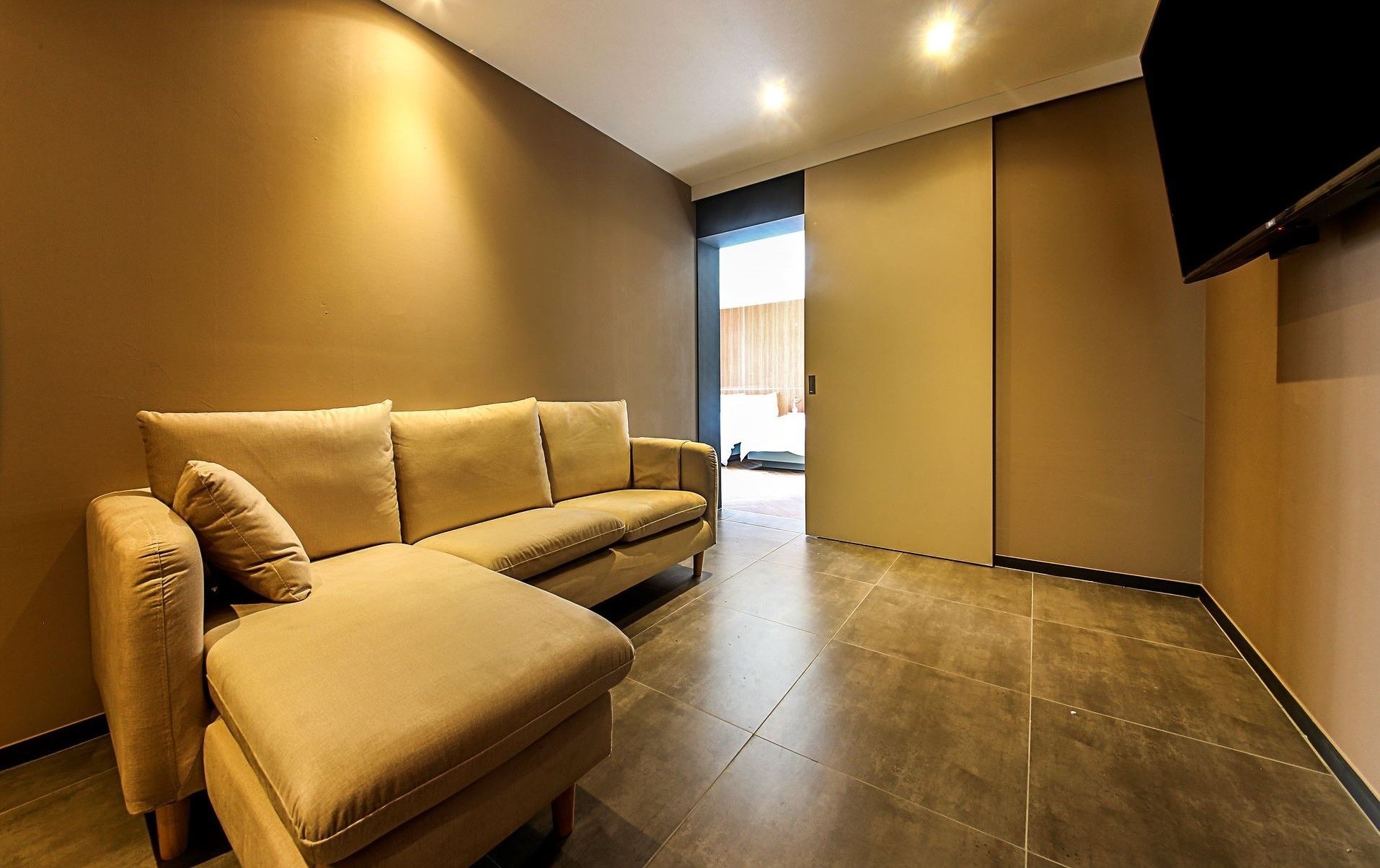 signature royal suite family twin | living area | flat-screen tv