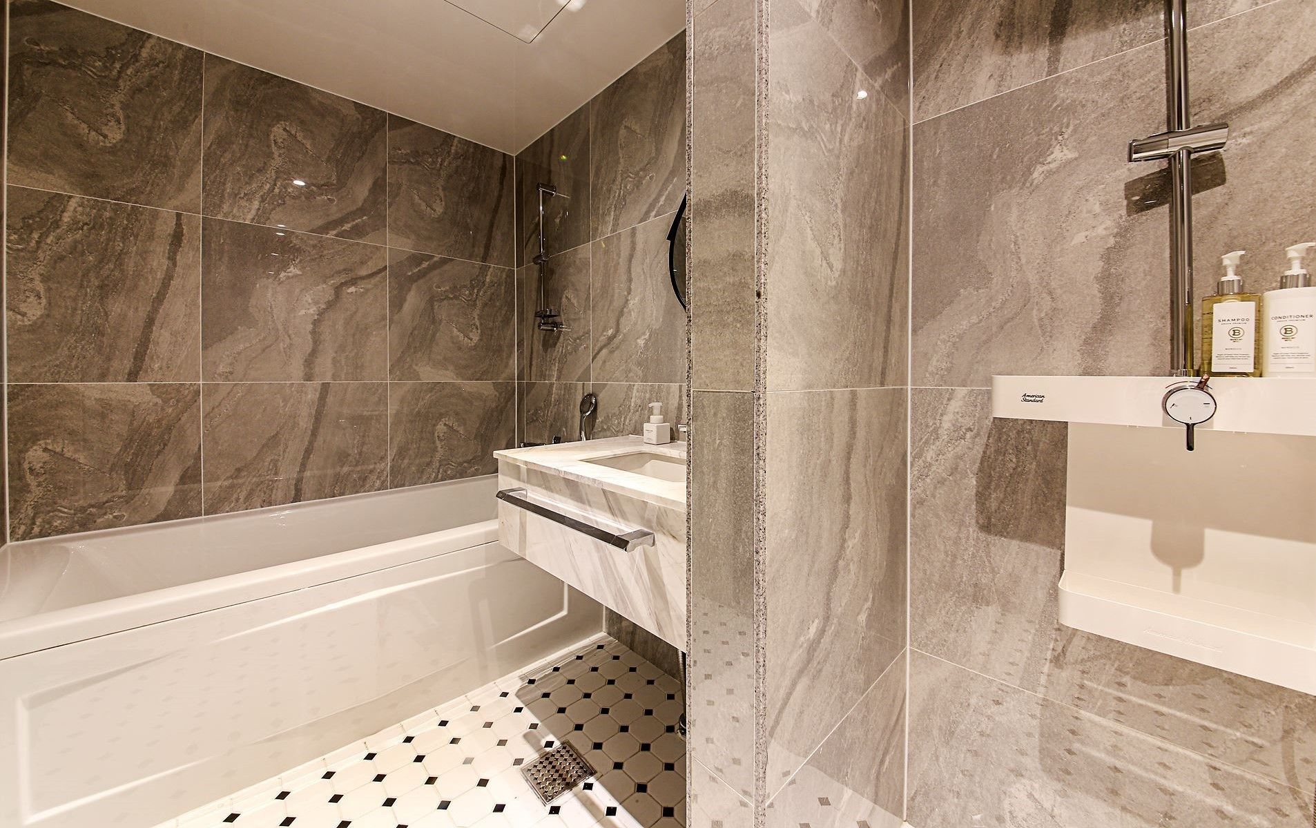 Signature Royal Suite Family Twin | Badezimmer | Duschwanne, Komfortbadewanne, kostenlose Toilettenartikel, Haartrockner