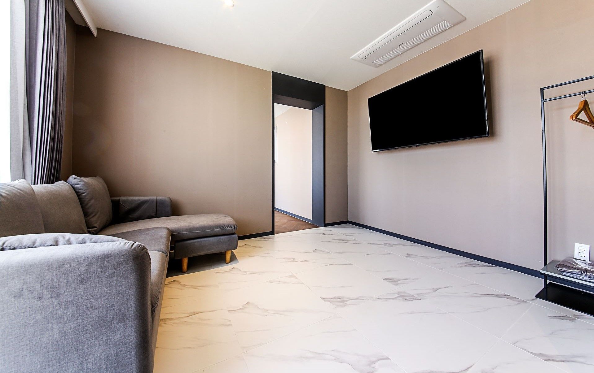 signature royal suite | living area | flat-screen tv