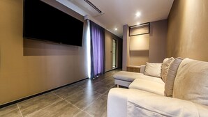 Signature Royal Suite Family Twin | 起居区 | 平板电视