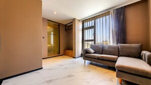 Signature Royal Suite | 起居区 | 平板电视