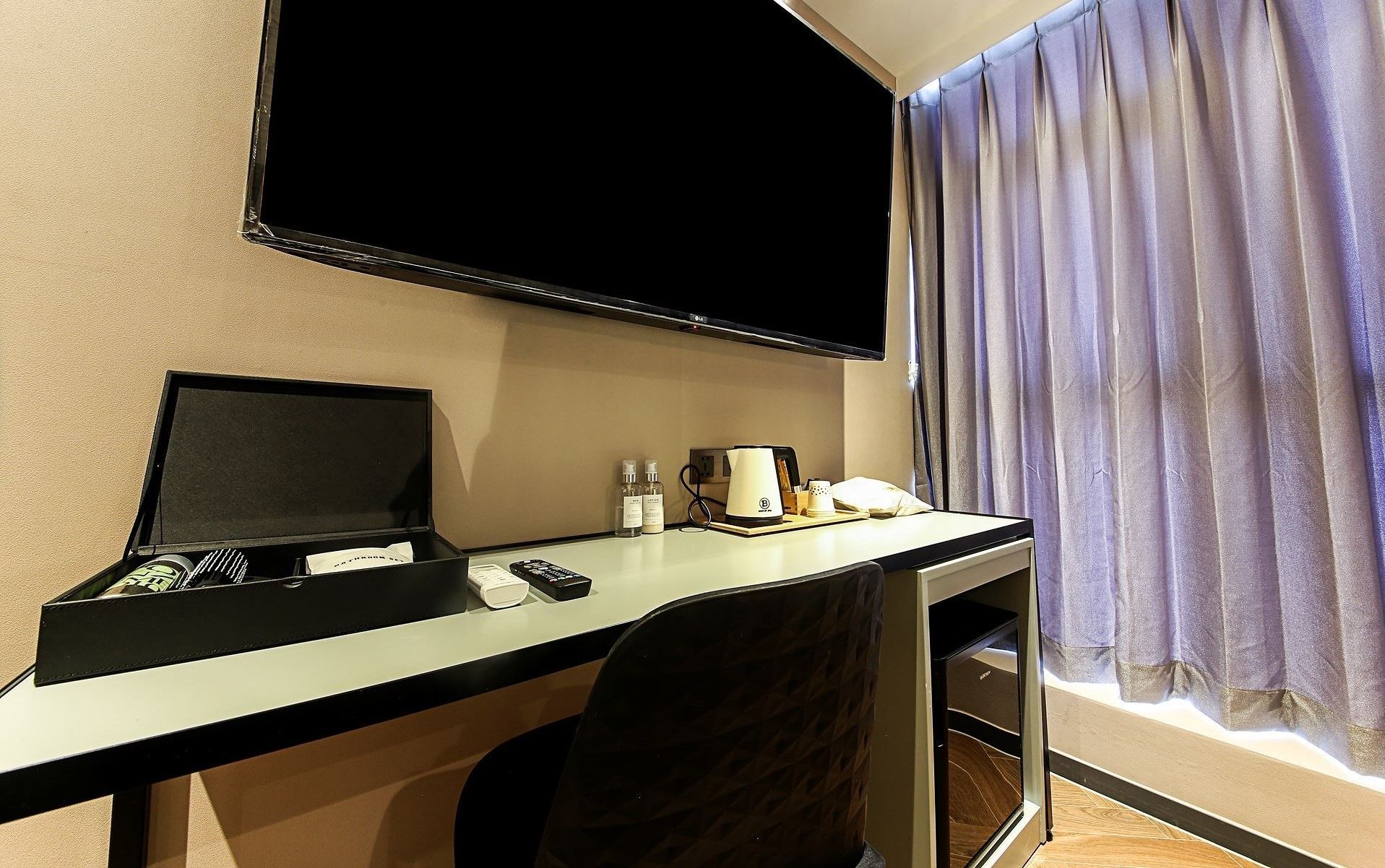 signature royal suite | television