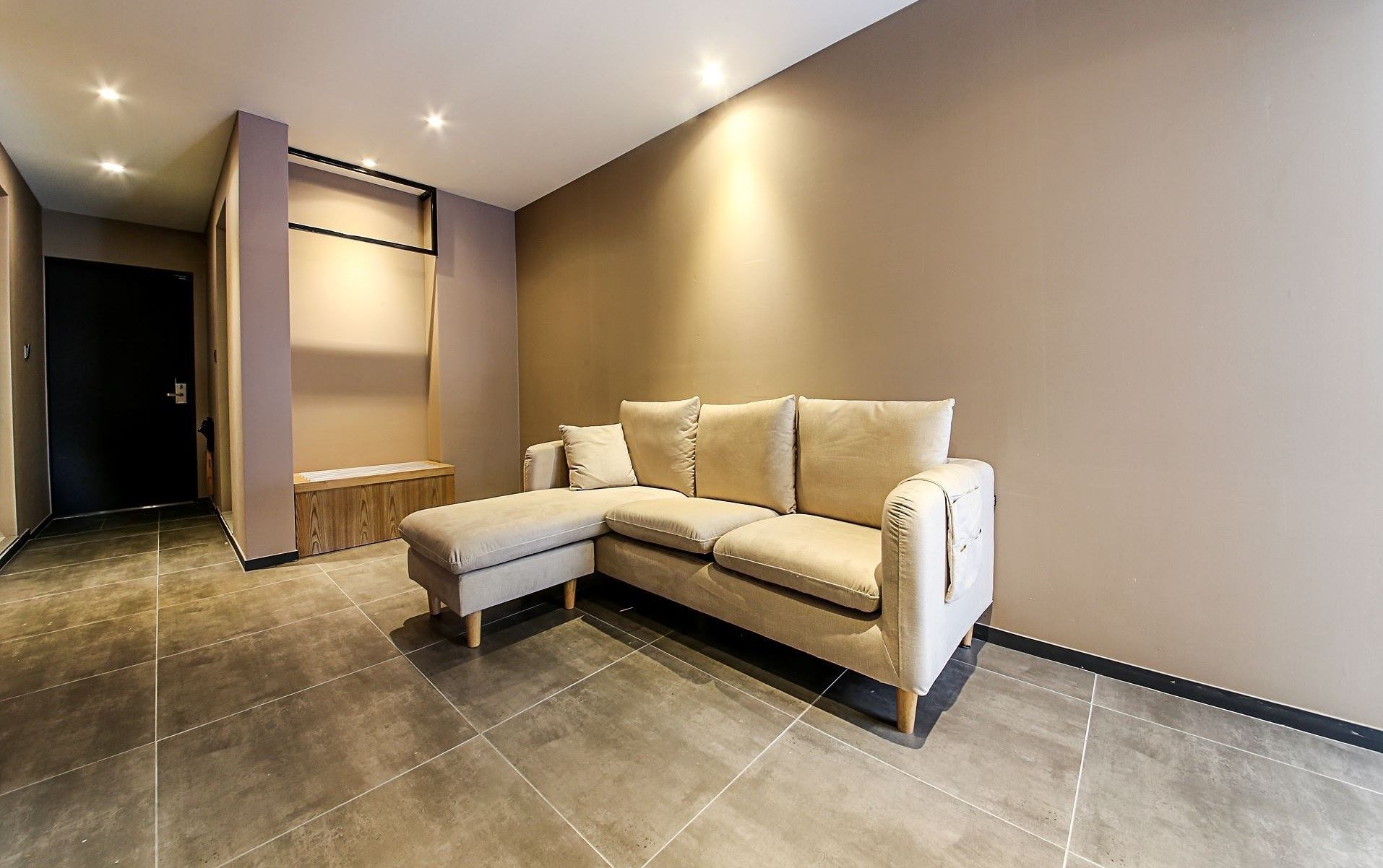 signature royal suite family twin | living area | flat-screen tv