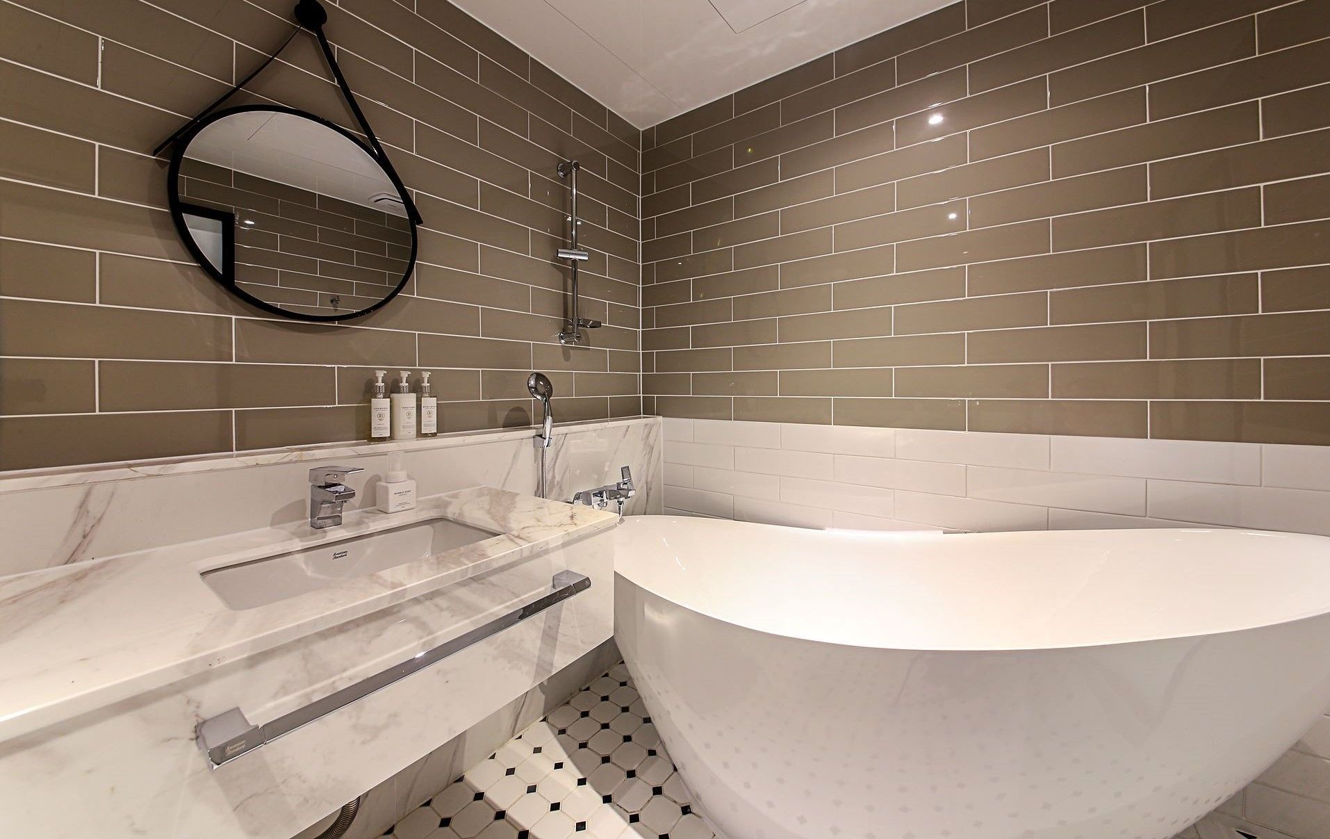 deluxe room, city view (premium, high floor) | bathroom | combined shower/bathtub, deep-soaking bathtub, free toiletries