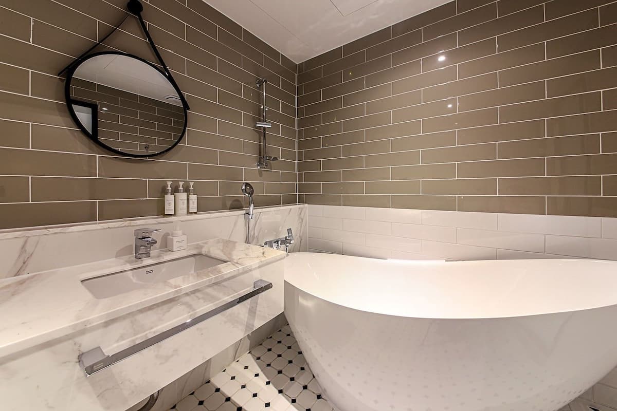 deluxe room, city view (premium, high floor) | bathroom | combined shower/bathtub, deep-soaking bathtub, free toiletries