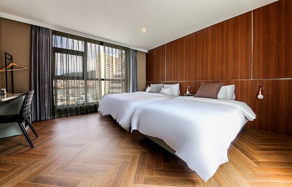 Signature Royal Suite Family Twin | Individuell dekoriert, Schreibtisch, laptopgeeigneter Arbeitsplatz