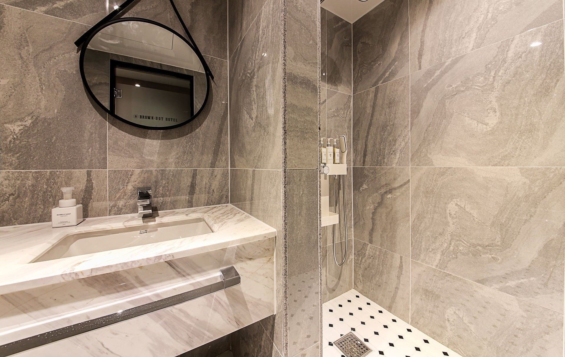 signature royal suite family twin | bathroom | combined shower/bathtub, deep-soaking bathtub, free toiletries