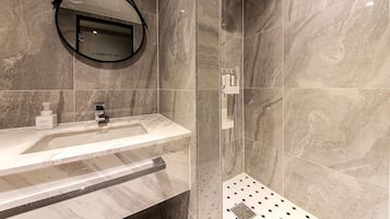 Signature Royal Suite Family Twin | Bathroom | Combined shower/tub, deep soaking tub, free toiletries, hair dryer
