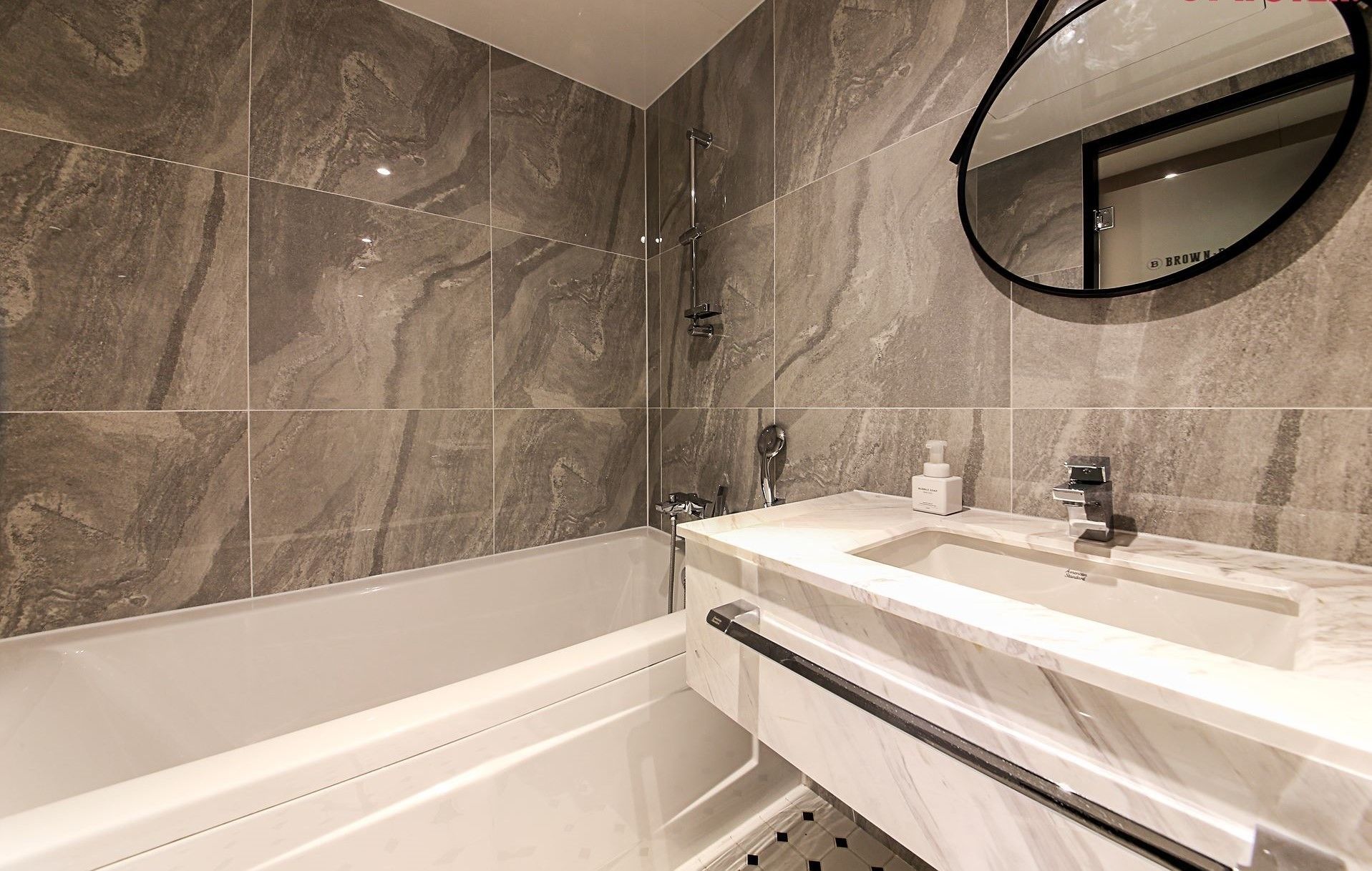 signature royal suite family twin | bathroom | combined shower/bathtub, deep-soaking bathtub, free toiletries
