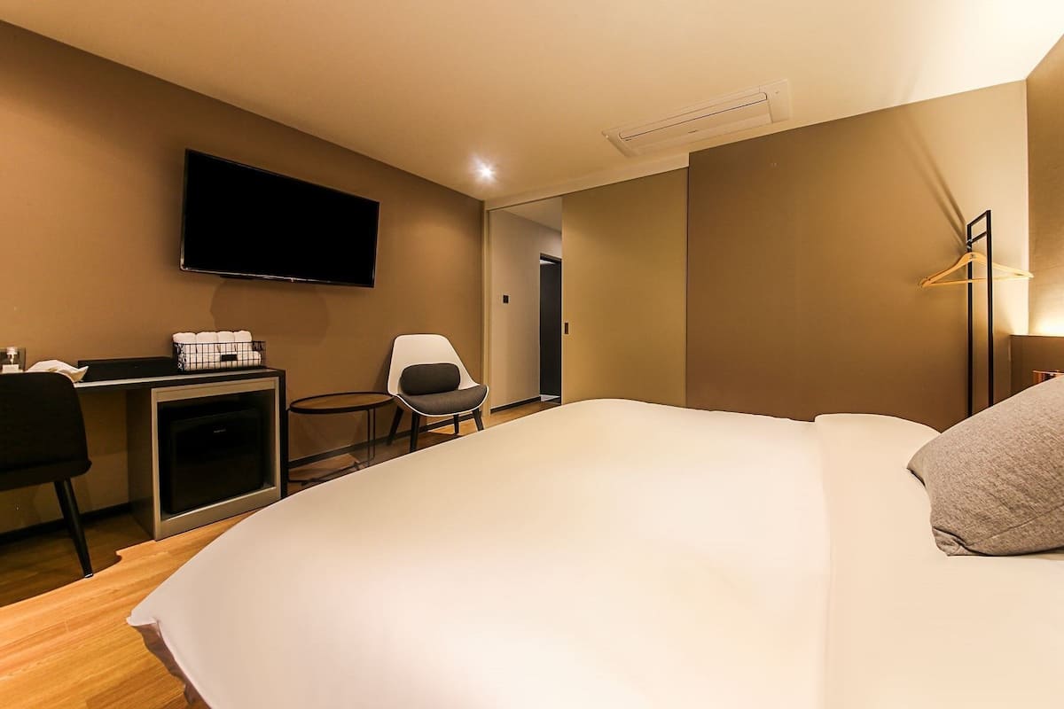 1 dormitorio, decoración individual, escritorio