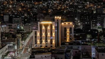 Fassade der Unterkunft – Abend/Nacht