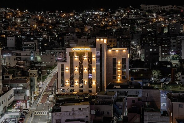 施設の正面 (日没後)