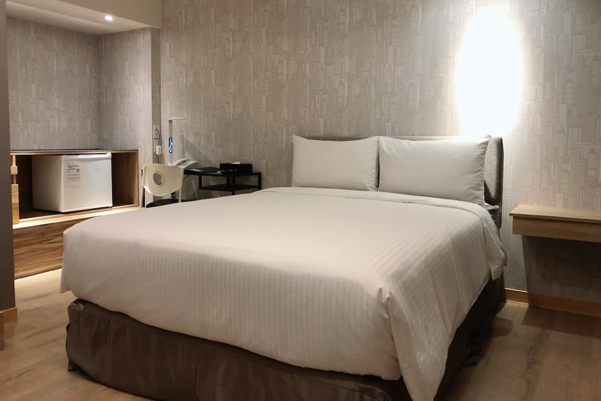 5 bedrooms, down comforters, pillowtop beds, desk