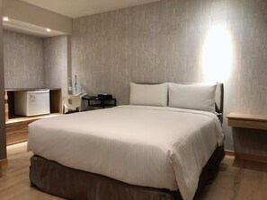Down comforters, pillowtop beds, desk, laptop workspace - Jia Inn (Tainan)
