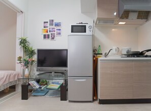 Fridge, microwave, stovetop, cookware/dishes/utensils