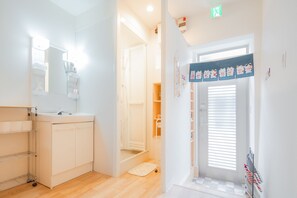 Shower, free toiletries, hair dryer, slippers - Sakuragawa no Shima (Osaka)
