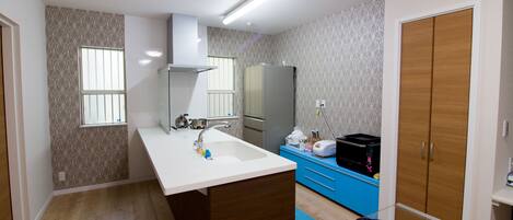 Refrigerador, microondas, placa de cocina, tetera/pava eléctrica