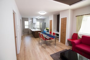 Villa, 4 habitaciones (Japanese Style) | Área de sala de estar | Televisión de pantalla plana 