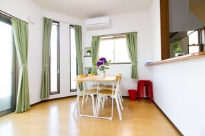 5 Bedrooms Japanese Villa | Living area | Flat-screen TV, pay movies - Sakuragawa no Ka (Osaka)