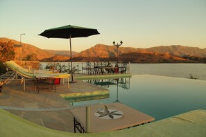 Bar en bord de piscine