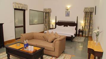 1 habitación, caja de seguridad en la habitación y escritorio