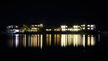 Fachada de la propiedad por la tarde o noche