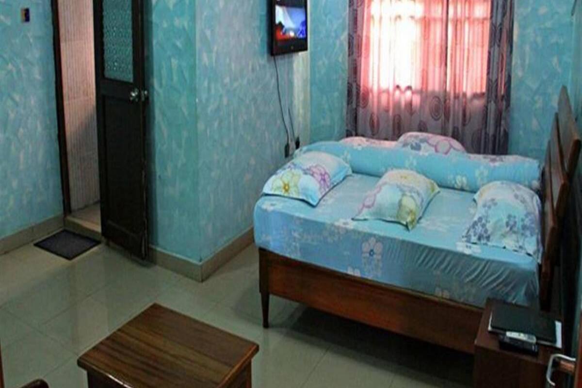 Minibar, desk, free WiFi, bed sheets