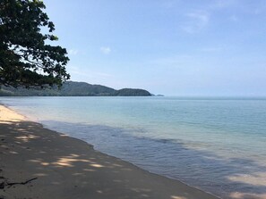 บนชายหาด, ร่มชายหาด, นวดบนชายหาด, วอลเลย์บอล