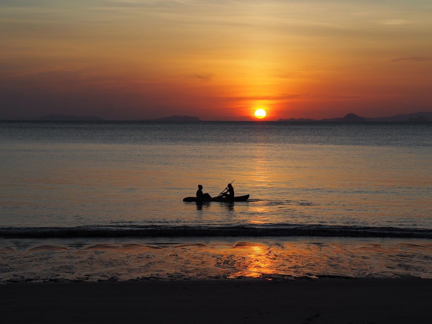 Plage, parasols, massages sur la plage, beach-volley