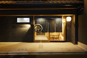 Front of property – evening/night - Rinn Shijo Nishinotoin (Kyoto)