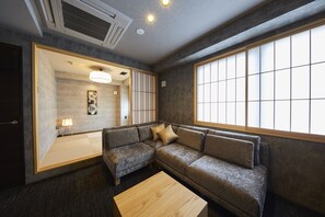 羽毛の掛け布団、セーフティボックス (室内)、デスク、WiFi (無料)