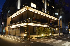 施設の正面 (日没後)