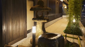 Bagian depan properti - sore/malam