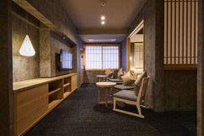 羽毛の掛け布団、セーフティボックス (室内)、デスク、WiFi (無料)