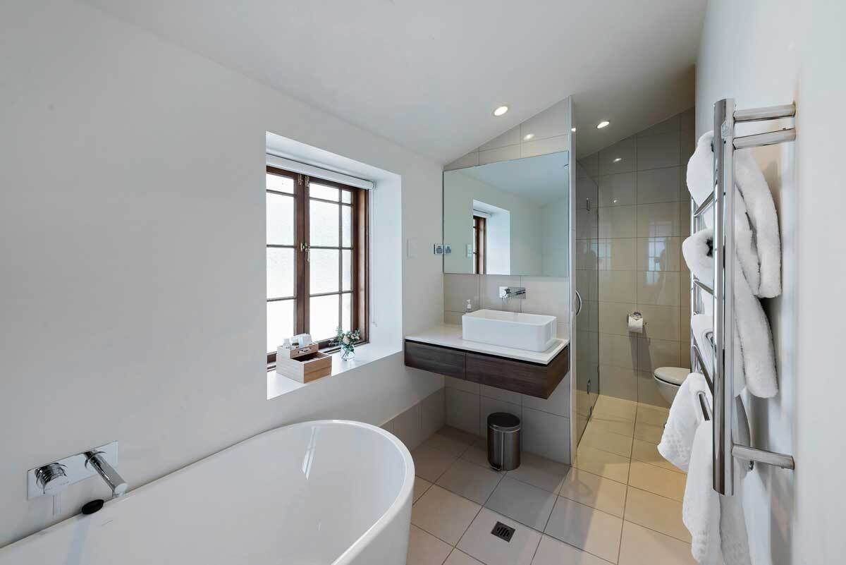 Luxury Cottage, 3 Bedrooms, 2 Bathrooms | Bathroom | Separate bathtub and shower, free toiletries, hair dryer, bathrobes