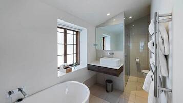 Luxury Cottage, 3 Bedrooms, 2 Bathrooms | Bathroom | Separate bathtub and shower, free toiletries, hair dryer, bathrobes