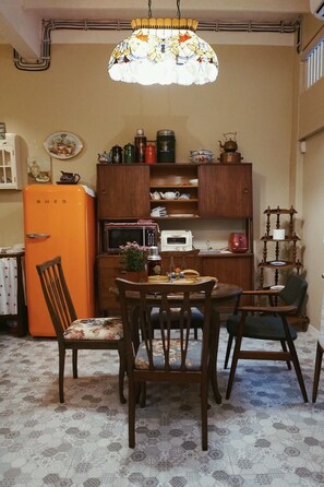 Free daily self-serve breakfast - Lhong Yaowarat Hostel (Bangkok)