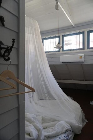 Superior Double Room | Blackout drapes, free WiFi, bed sheets - Lhong Yaowarat Hostel (Bangkok)